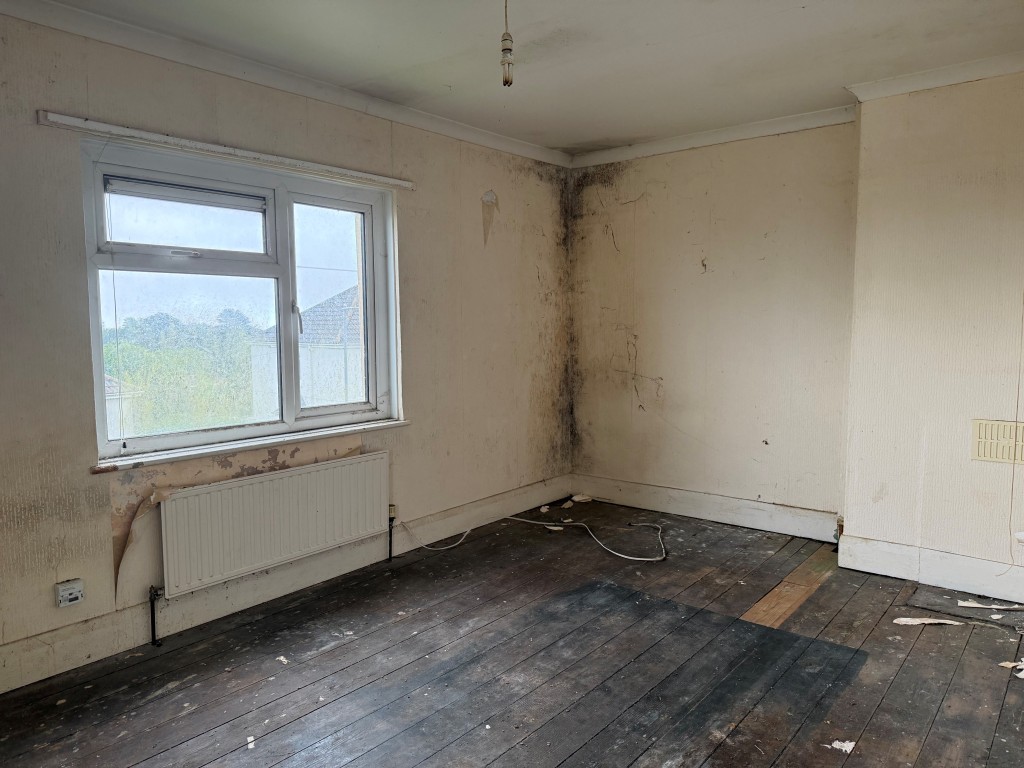 Lot: 130 - TWO-BEDROOM END-TERRACE HOUSE FOR IMPROVEMENT - Living room